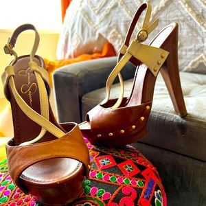 Caramel and white straps will compliment any outfit